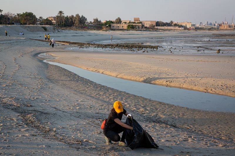 De jeunes Koweïtiens nettoient la plage d'Al-Bidea