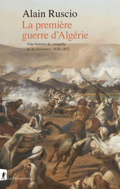 L'image présente une couverture de livre intitulée "La première guerre d'Algérie" par Alain Ruscio. Elle illustre une scène historique dynamique de combat, représentant des soldats en action sur un champ de bataille. En arrière-plan, on peut voir des tentes militaires, suggérant un camp. Le style artistique semble inspiré de peintures historiques, avec des détails riches qui évoquent le contexte de la guerre de conquête et de résistance entre 1830 et 1852. Le texte sur la couverture souligne le thème de l'œuvre, qui porte sur cette période troublée de l'histoire algérienne.