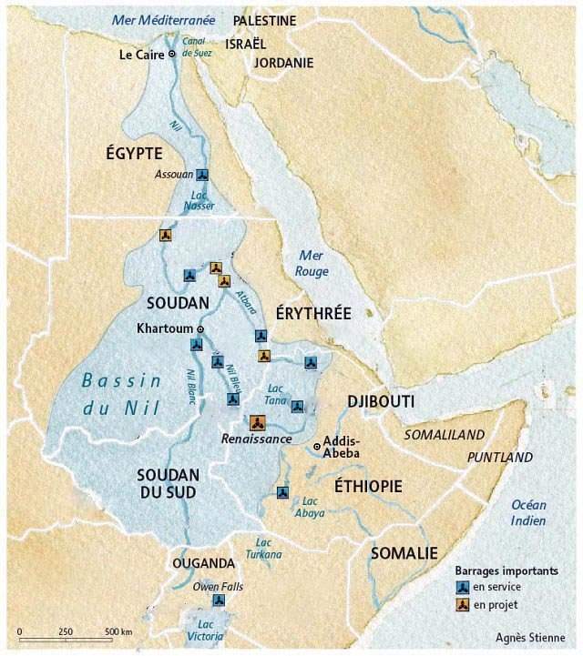 Cette image représente une carte de la région du bassin du Nil et des pays environnants en Afrique de l'Est. On peut y voir plusieurs pays, notamment l'Égypte, le Soudan, le Soudan du Sud, l'Érythrée, et la Somalie. La carte indique également la présence de barrages importants, certains étant en service et d'autres en projet. Les grandes villes comme Khartoum et Addis-Abeba sont également mentionnées. Les éléments géographiques sont clairement marqués, incluant des lacs et des mers, notamment la mer Méditerranée et la mer Rouge.