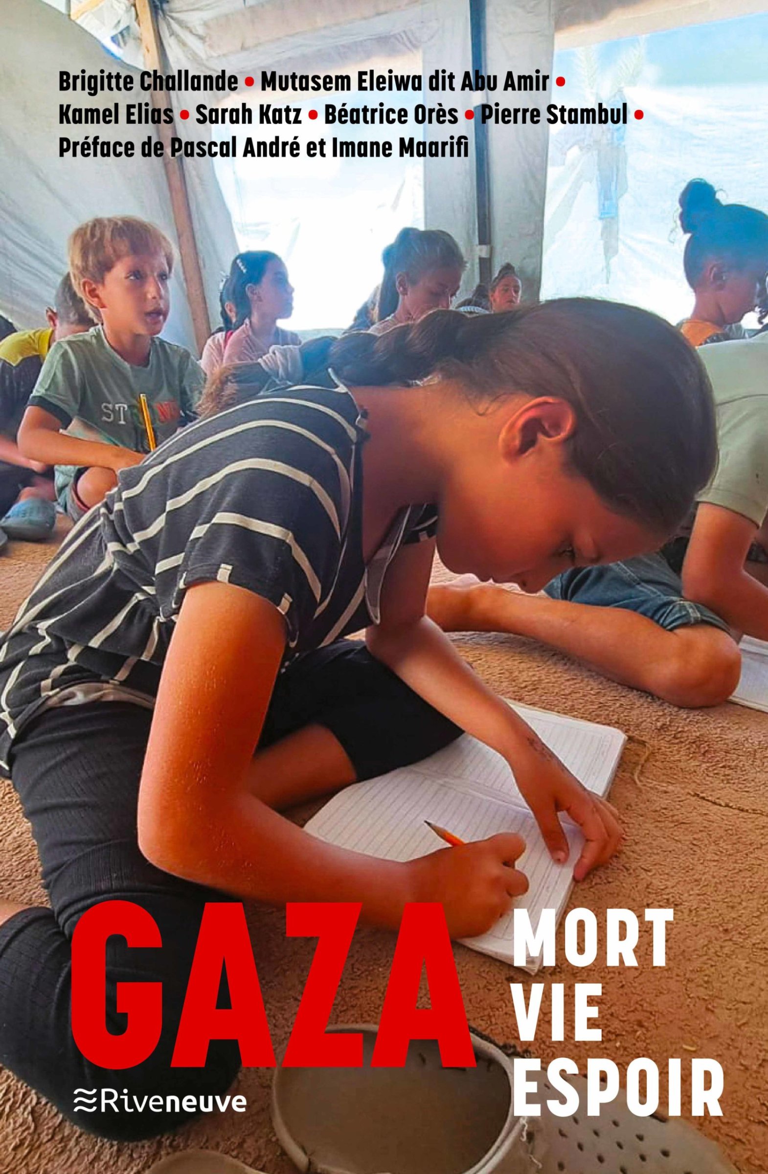 Enfants dans une tente, écrivant, symbolisant espoir et résilience à Gaza.