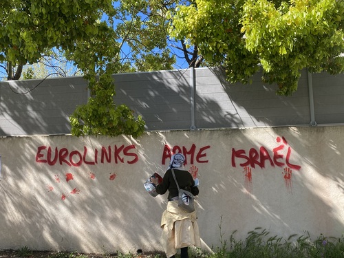 1er avril 2024. Lors de la manifestation devant l'usine Eurolinks à Marseille, une militante dénonce par un graffiti au mur la vente de maillons militaires à Israël. 