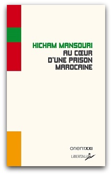 L'image représente la couverture d'un livre intitulé "Au cœur d'une prison marocaine" écrit par Hicham Mansouri. La couverture a un fond clair, avec des éléments graphiques colorés sur le côté gauche, utilisant des teintes de vert, rouge et jaune. Le titre et le nom de l'auteur sont écrits en caractères suffisamment visibles. En bas, on trouve le logo de l'éditeur Orient XXI ainsi qu'une mention "Libertalia".