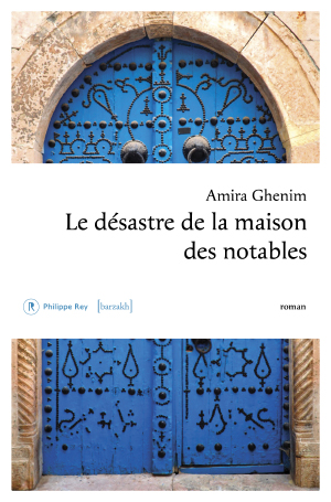 L'image présente une couverture de livre avec un titre et un nom d'auteur. Le titre est "Le désastre de la maison des notables" et l'auteur est Amira Ghenim. La couverture affiche un fond principalement bleu avec une porte ornée de motifs décoratifs en relief et des éléments en fer. Le design est à la fois coloré et traditionnel, ce qui attire l'œil. La typographie est simple et claire, mettant l'accent sur le titre et le nom de l'auteur.