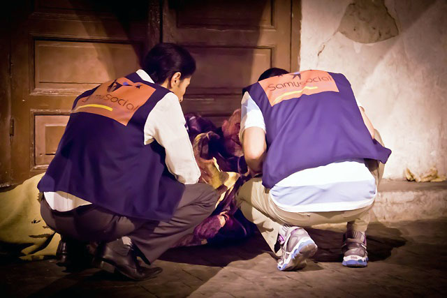 زميلان من منظمة سامو الاجتماعية في الدار البيضاء.