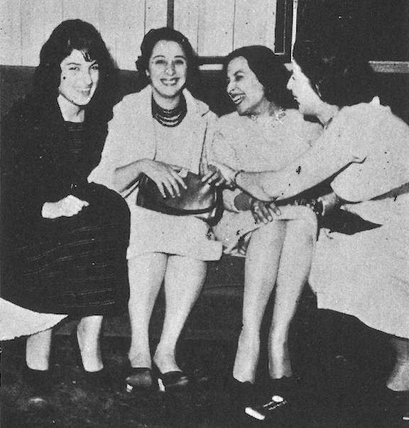 De gauche à droite : Khalida Said, critique littéraire et autrice syrienne, Nazik al-Mala'ika, poétesse irakienne, Fadwa Tuqan, poétesse palestinienne, et Salma Khadra Jayyusi, poétesse, critique littéraire et historienne palestinienne.