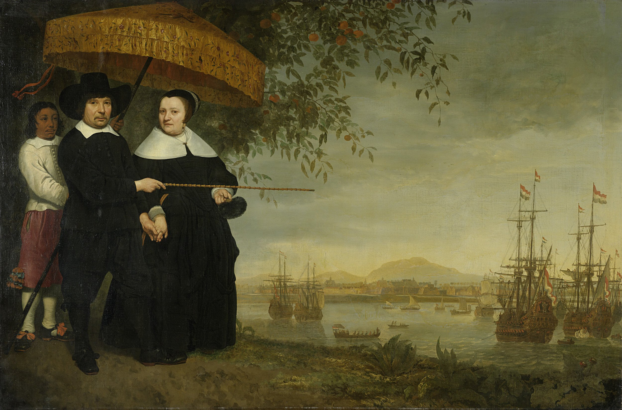 L'image représente un couple dans un paysage maritime. L'homme, vêtu de vêtements sombres et portant un chapeau, tient une canne et un parasol au-dessus de la femme, qui est habillée en noir avec une coiffe caractéristique. À l'arrière-plan, on peut voir plusieurs navires à voile sur l'eau, ainsi qu'une ville ou une côte lointaine. À gauche, un jeune garçon observe la scène. La composition transmet une ambiance calme et intime, tout en évoquant le commerce maritime de l'époque.