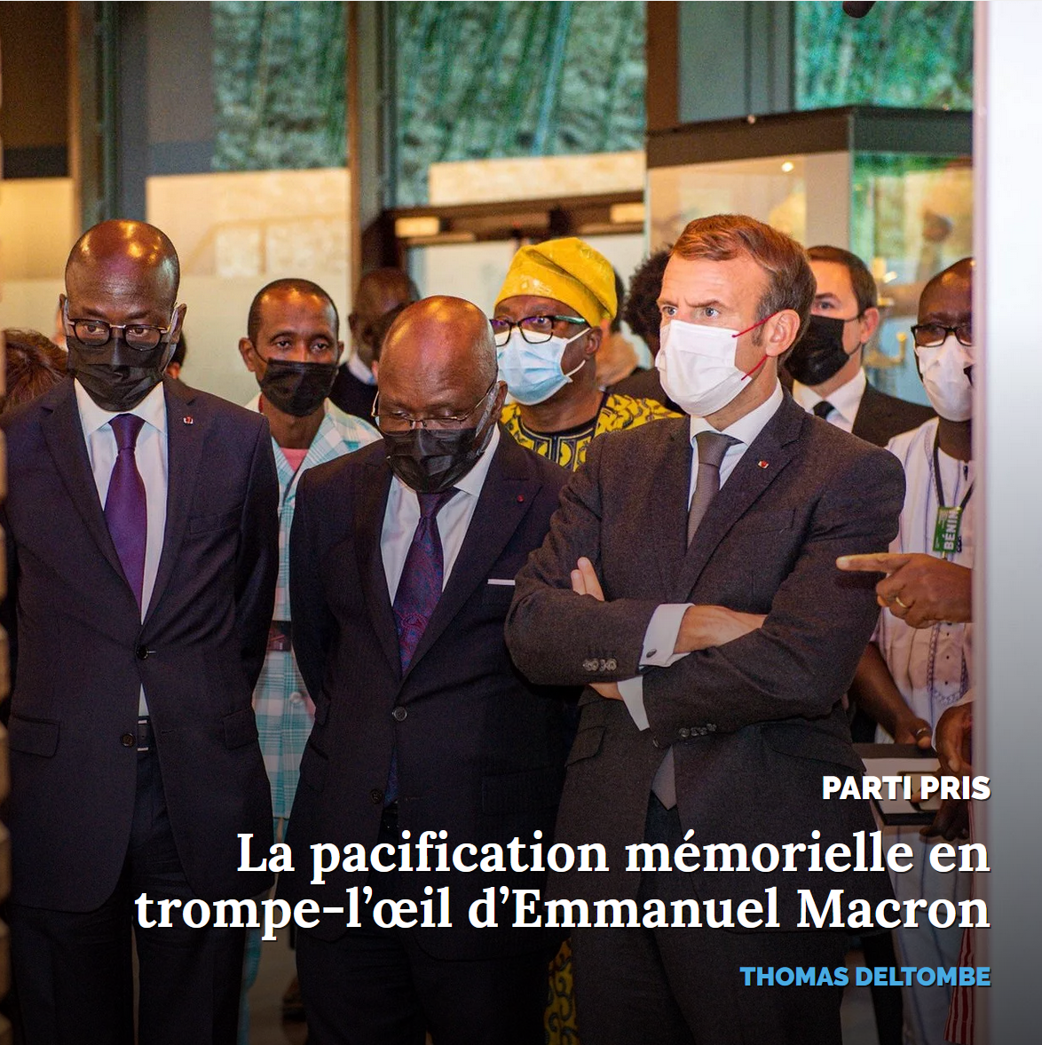 Des hommes en costume et masque, préoccupés, dans un cadre officiel.