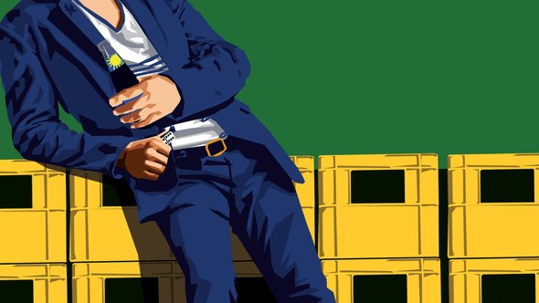 الصورة تظهر شابًا يرتدي ملابس عصرية، حيث يرتدي بدلة زرقاء وقميصًا أبيض. يُعتمر قبعة حمراء ويستخدم نظارات شمسية. يتكئ على صناديق صفراء، ما يعطي انطباعًا غير رسمي وعصري. تعكس الألوان الزاهية والستايل العصري في الصورة أجواء من الحيوية والشباب.