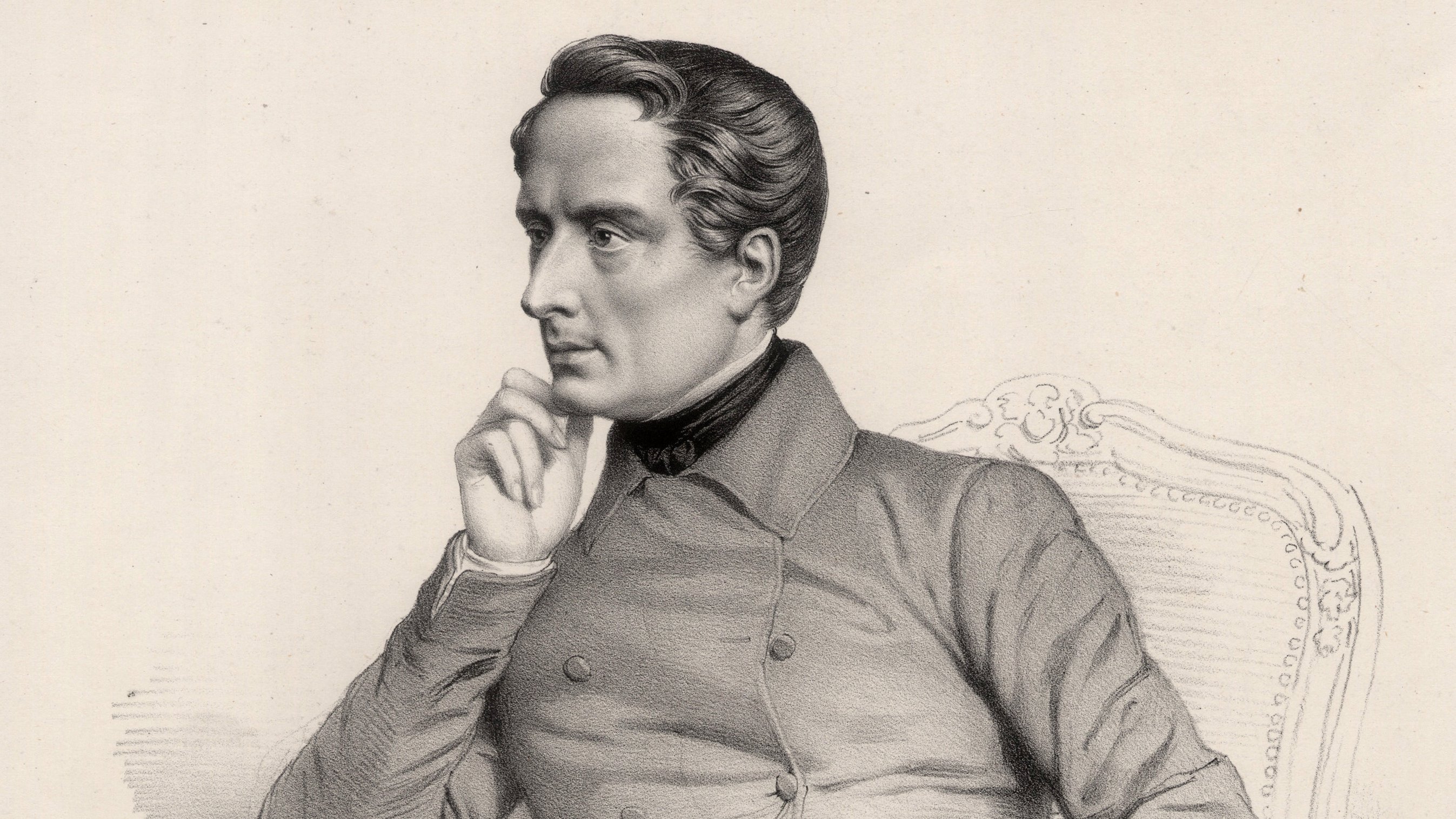 تظهر الصورة شخصية جالسة على كرسي مريح، يبدو أنها لشخصية تاريخية أو فنية. يرتدي ملابس رسمية تضم سترة بأزرار، ويبدو في حالة تأمل أو تفكير. يده تستند إلى فمه، مما يعطي انطباعًا عن عمق تفكيره. الخلفية بسيطة، مما يركز الانتباه على ملامح الشخصية وحالتها التعبيرية.