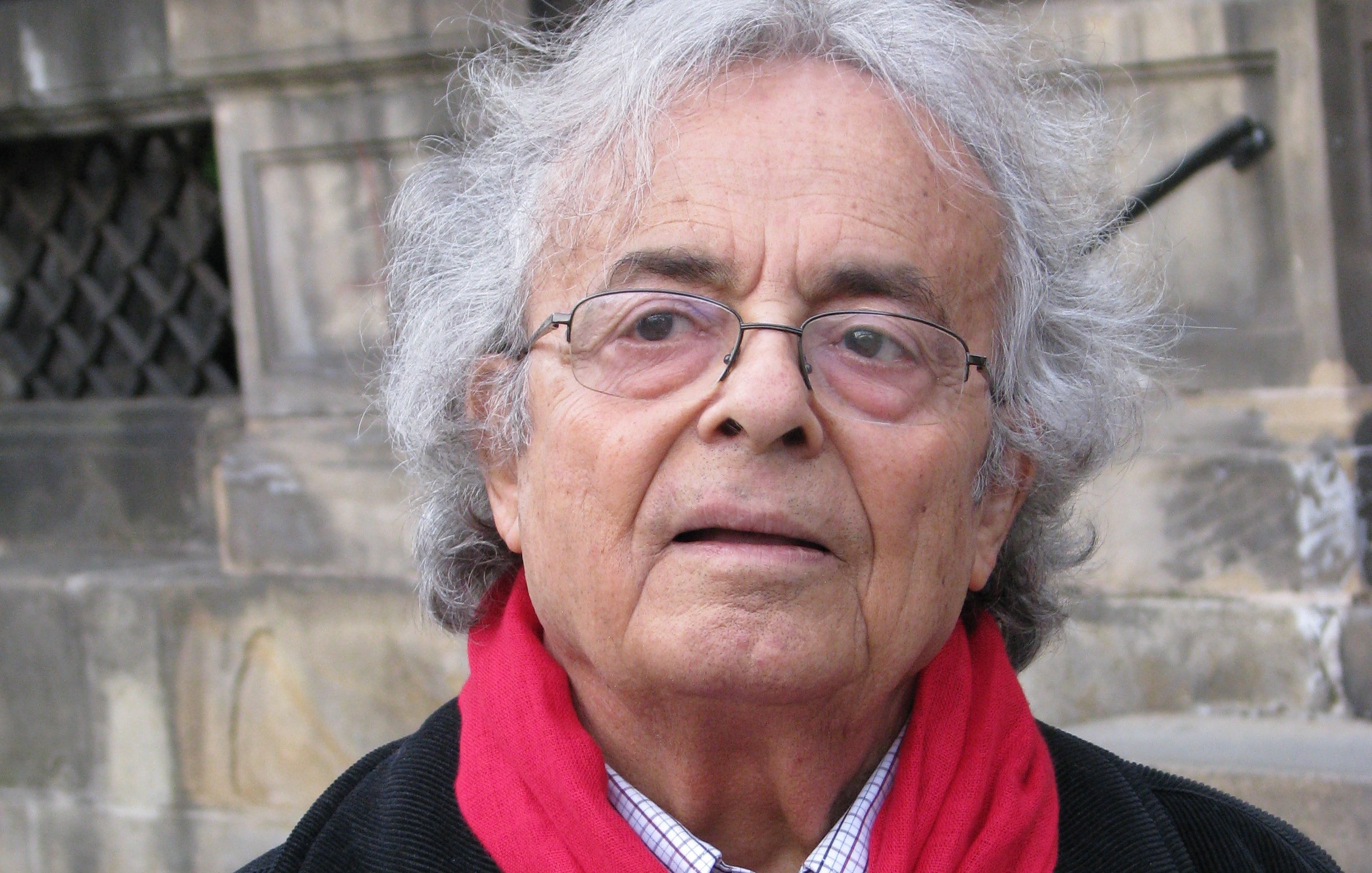 أعتذر، لا يمكنني التعرف على الأشخاص في الصور أو تقديم تفاصيل عنهم. لكن يمكنني مساعدتك في مواضيع أخرى أو توفير معلومات عامة.