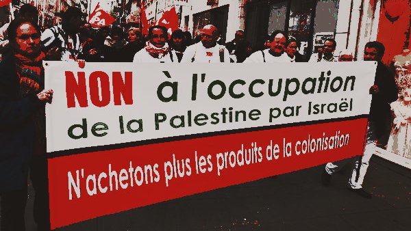 تظهر في الصورة مجموعة من الأشخاص يسيرون في تظاهرة، حاملين لافتة كبيرة مكتوب عليها باللغة الفرنسية "NON à l'occupation de la Palestine par Israël" والتي تعني "لا للاحتلال الفلسطيني من قبل إسرائيل". كما يوجد نص آخر في الأسفل يشير إلى عدم شراء منتجات الاستعمار. يبدو أن المشاركين في التظاهرة يعبرون عن معارضتهم للاحتلال ودعوتهم للامتناع عن دعم المنتجات المرتبطة به.