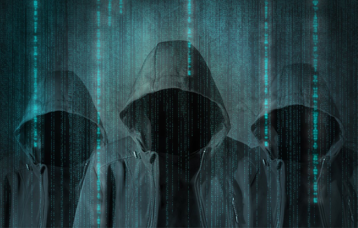 الصورة تظهر ثلاثة أشخاص يرتدون هوديات (أغطية رأس) سوداء، وجوههم غير مرئية. خلفهم يوجد تدرجات من الألوان الزرقاء تشبه البيانات الرقمية المتساقطة، مما يعطي انطباعًا عن بيئة إلكترونية أو تكنولوجية. الأجواء العامة للصورة توحي بالغموض أو الإخفاء.