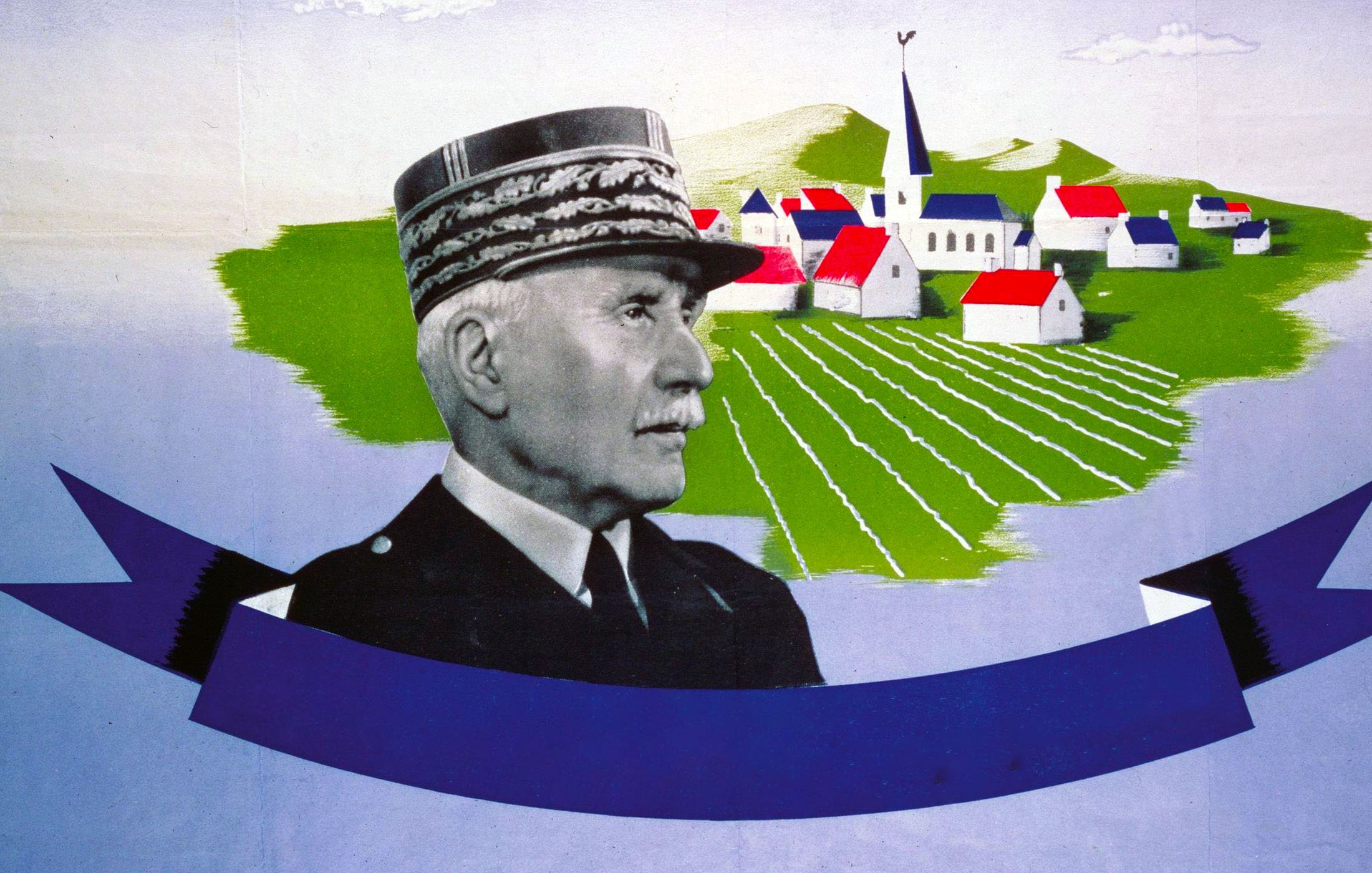 الصورة تظهر شخصية عسكرية wearing a hat decorated with stripes. خلفه منظر طبيعي يتضمن قرية صغيرة بها منازل ذات أسطح ملونة، والحقول المورقة. في الجزء السفلي من الصورة، هناك شريط أزرق يمتد عبر العرض. الألوان المستخدمة تعطي شعورًا بالهدوء والنظام.