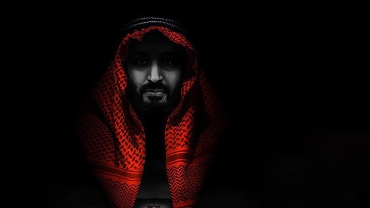 تظهر الصورة شخصية رجل يرتدي الزي التقليدي العربي، حيث يغطي رأسه شماغ أحمر. يمتزج وجهه بالألوان الداكنة، مما يخلق تأثيرًا دراميًا. في الخلفية، يظهر شخص يسير نحو باب مفتوح، مما يرمز إلى الانتقال أو البحث عن الطريق. الأجواء مظلمة وتضفي على الصورة إحساسًا بالغموض والقوة.