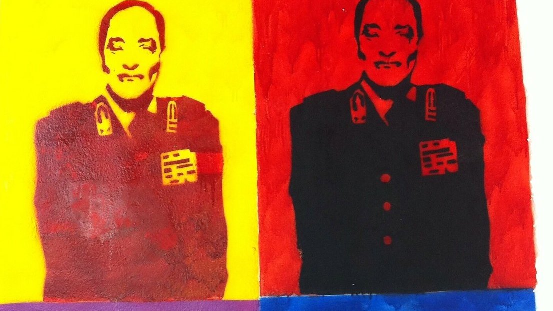 تظهر الصورة مجموعة من الأشكال الملونة، حيث يتم تقديم صورة لشخص في أربعة تكرارات كل منها بلون مختلف. الألوان المستخدمة تشمل الأصفر، الأحمر، الأسود، والأزرق، مع خلفيات بسيطة. تُبرز الصورة ملامح الشخص بطريقة فنية، مما يخلق تأثيرًا بصريًا مميزًا يُذكر بأسلوب فن البوب.