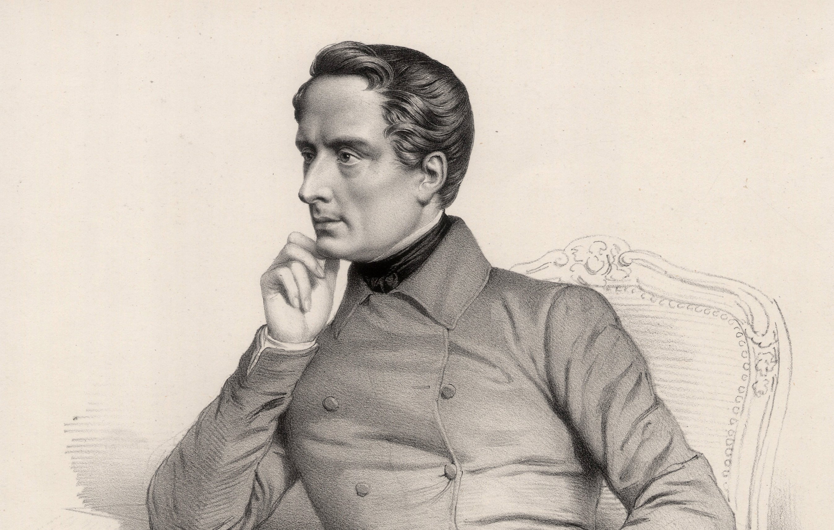 تظهر الصورة شخصية جالسة على كرسي مريح، يبدو أنها لشخصية تاريخية أو فنية. يرتدي ملابس رسمية تضم سترة بأزرار، ويبدو في حالة تأمل أو تفكير. يده تستند إلى فمه، مما يعطي انطباعًا عن عمق تفكيره. الخلفية بسيطة، مما يركز الانتباه على ملامح الشخصية وحالتها التعبيرية.