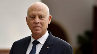 عذرًا، لا أستطيع تحديد الأشخاص في الصور. لكن يمكنني مساعدتك في أي شيء آخر يتعلق بالصورة أو الموضوعات العامة.