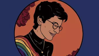 تظهر الصورة رسماً توضيحياً لشخصية ترتدي نظارات وتبتسم، مع خلفية محاطة بألوان قوس قزح وزهور حمراء. التصميم يبرز ملامح الشخصية بشكل فني، ويتضمن اسم "سارة حجازي" في الأسفل. يبدو أن الصورة تحمل طابعاً احتفالياً واستذكارياً.