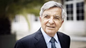 عذرًا، لا أستطيع مساعدتك في تحديد أو وصف الأشخاص في الصور.