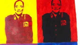 تظهر الصورة مجموعة من الأشكال الملونة، حيث يتم تقديم صورة لشخص في أربعة تكرارات كل منها بلون مختلف. الألوان المستخدمة تشمل الأصفر، الأحمر، الأسود، والأزرق، مع خلفيات بسيطة. تُبرز الصورة ملامح الشخص بطريقة فنية، مما يخلق تأثيرًا بصريًا مميزًا يُذكر بأسلوب فن البوب.