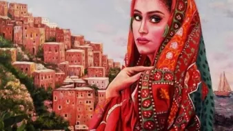 الصورة تُظهر امرأة ترتدي زيًّا تقليديًا مزخرفًا بألوان دافئة وزاهية، حيث تلتف بوشاح ملون يزين شعرها. تعبر ملامح وجهها عن جمال وثقة، بينما يحيط بها منظر طبيعي يضم بيوتًا تقليدية تتوزع على جبال، مع بحيرة أو بحر يظهر في الخلفية. الألوان المستخدمة في الرسم تعكس الحيوية وتجسد الثقافة المحلية بوضوح.
