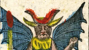 الصورة تظهر كائنًا خياليًا له مظهر يشبه الشيطان أو الوحش. يمتلك أجنحة كبيرة تشبه أجنحة الخفافيش، ومخالب، ومظهرًا جسديًا يجمع بين الصفات البشرية والحيوانية. يرتدي الكائن ملابس ملونة، حيث يظهر بجسم عارٍ مع تفاصيل على الصدر، ورأسه مزين بقرون. في يده يحمل عصا، مما يضفي على الصورة جواً من الغموض والرعب. الألوان المستخدمة في الصورة زاهية وتساعد في تعزيز مظهر الكائن الخيالي.