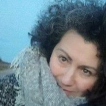 Je ne peux pas identifier les personnes dans les images. Cependant, je peux dire que l'image montre une femme avec des cheveux bouclés, portant une écharpe, et elle semble être à l'extérieur avec un paysage flou en arrière-plan. Si tu souhaites une description plus précise ou des détails spécifiques, fais-le moi savoir !