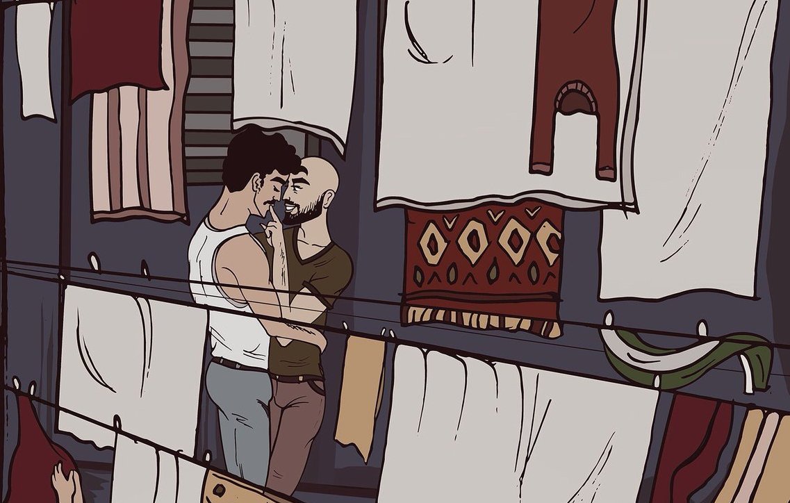 La imagen muestra a dos hombres abrazándose y compartiendo un momento íntimo en un entorno urbano. Están rodeados de ropa colgada en un tendedero, lo que sugiere un ambiente cotidiano y cercano. También hay una mujer mayor que cuelga ropa, añadiendo un sentido de vida comunitaria a la escena. La paleta de colores es suave y combina tonos cálidos, creando una atmósfera acogedora.