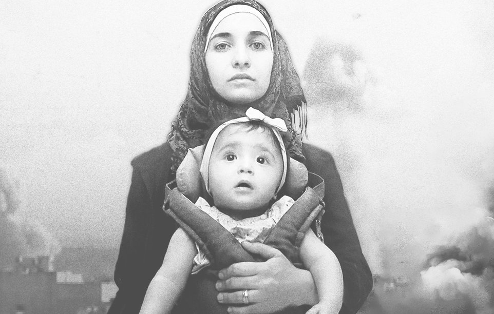 La imagen muestra a una mujer que lleva un pañuelo en la cabeza y sostiene a un bebé en una mochila portabebés. La mujer parece ser fuerte y decidida, mientras que el bebé tiene una expresión de curiosidad. El fondo presenta un ambiente de caos, con humo y edificios dañados, sugiriendo un contexto de conflicto o crisis. Esta combinación de elementos transmite un mensaje de resiliencia y protección en tiempos difíciles.