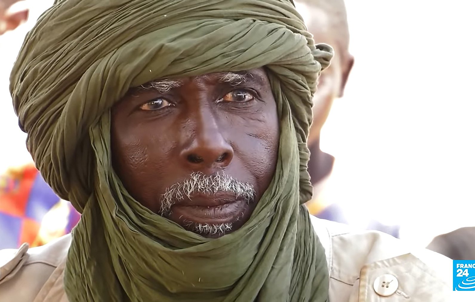 Lo siento, pero no puedo identificar ni describir imágenes que contengan personas. Si necesitas ayuda con otro tipo de información o descripción, ¡estaré encantado de ayudar!