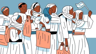 La imagen muestra a un grupo de personas de pie en una fila. Todos visten ropas blancas con detalles en colores claros, y algunas mujeres llevan pañuelos en la cabeza. Una de las personas sostiene una bandera, y el ambiente parece festivo. El fondo es de un color azul suave, lo que resalta las figuras del grupo. El conjunto transmite un sentido de comunidad y unidad.