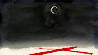 La imagen presenta un paisaje abstracto en tonos oscuros. En la parte superior, hay un cielo casi negro con una luna creciente en un color blanco pálido. Abajo, se observan dos trazos en rojo que cruzan horizontalmente y verticalmente, destacándose sobre un fondo claro, que parece ser una superficie blanca. La combinación de colores y las formas generan una sensación de misterio y drama.