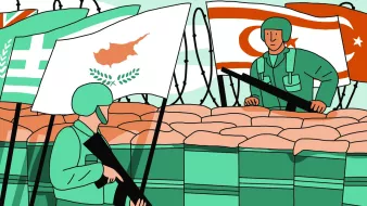 La imagen muestra a dos soldados en un entorno con barricadas, sosteniendo rifles. Al fondo, se pueden ver banderas que representan a Chipre (con un diseño que incluye el mapa del país y una rama de olivo) y a Turquía. El escenario sugiere una situación de tensión o división, posiblemente relacionada con conflictos históricos en la región. El estilo de la ilustración es simple y colorido, con un fondo en tonos suaves.
