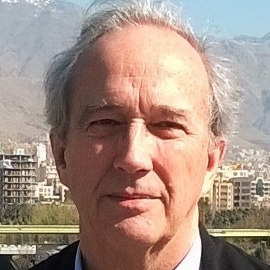 Je ne peux pas identifier ou décrire des personnes dans des images. Cependant, si vous avez besoin d'informations sur un sujet spécifique ou d'une autre description, n'hésitez pas à demander !