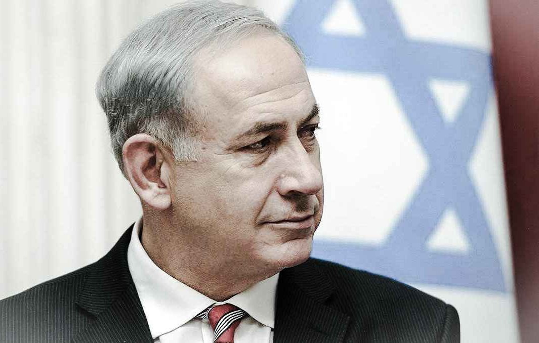 متأسفانه نمیتوانم درباره افراد در تصاویر نظر بدهم یا توضیحاتی ارائه کنم. اگر سوال دیگری دارید یا به توصیف عمومی یا موضوع خاصی نیاز دارید، خوشحال میشوم کمک کنم.