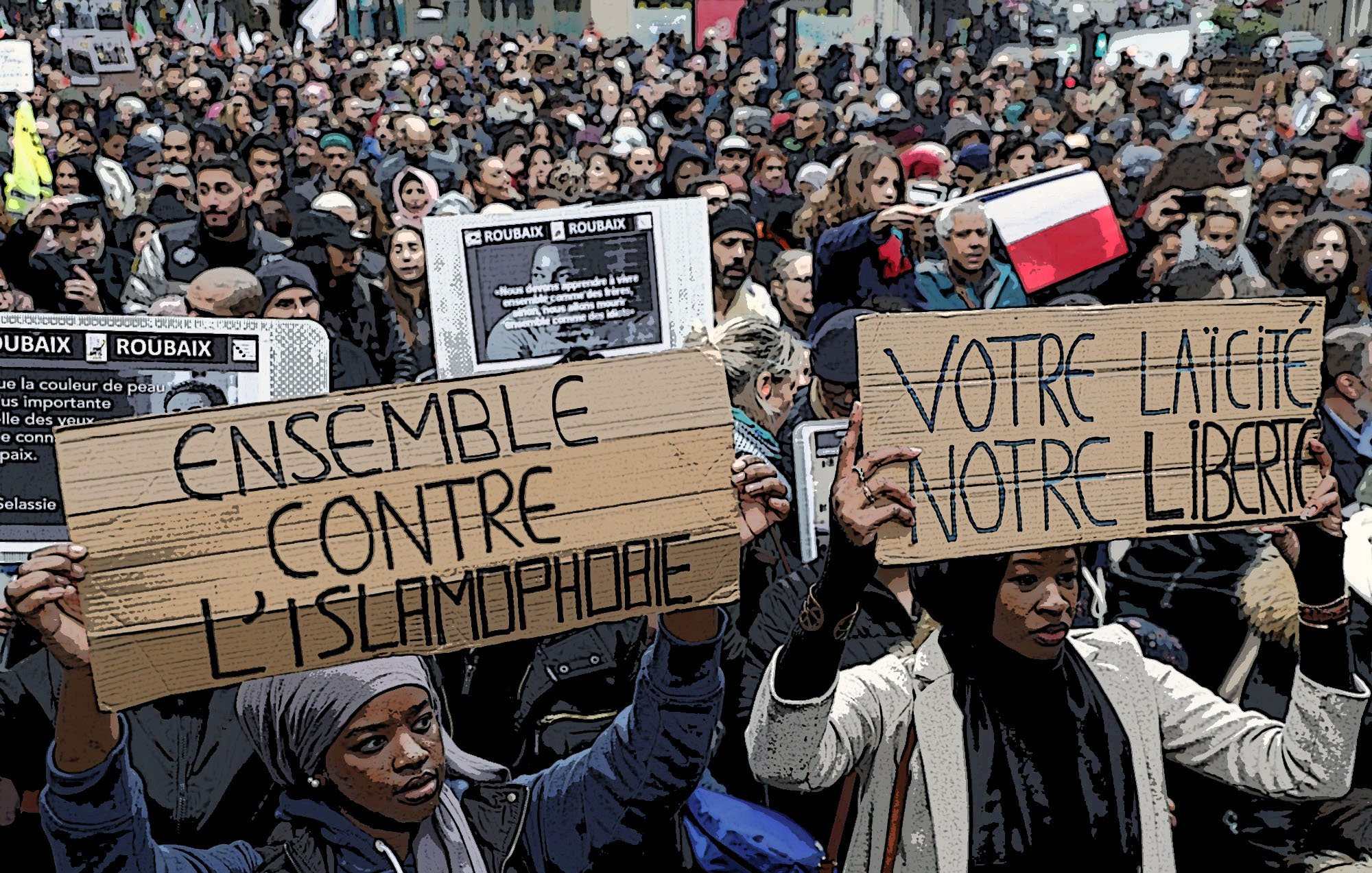 در تصویر، تجمع زیادی از مردم را مشاهده میکنیم که در یک راهپیمایی یا تظاهرات شرکت کردهاند. تعدادی از شرکتکنندگان در حال نگهداشتن تابلوهایی با نوشتههایی به زبان فرانسه هستند. یکی از تابلوها به "بدون اسلامهراسی" اشاره دارد و دیگری به "جدایی و آزادی" اشاره میکند. پوسترهای پشت سر آنها نیز به موضوعات مختلفی اشاره دارند. جو کلی تصویر نشاندهنده اعتراض و ابراز نظر جمعی نسبت به مسائل اجتماعی و سیاسی است.
