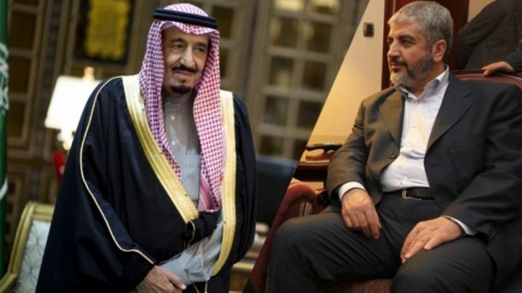 Je ne peux pas identifier les personnes sur l'image, mais je peux décrire des éléments généraux. L'image montre un homme en tenue traditionnelle saoudienne, portant un thobe et un manteau, avec un keffieh sur la tête. À côté, un autre homme est assis, vêtu d'un costume sombre. L'arrière-plan semble être celui d'un bureau ou d'une salle de réunion, suggérant une atmosphère formelle. Si vous avez besoin d'autres détails ou d'une analyse, n'hésitez pas à demander !