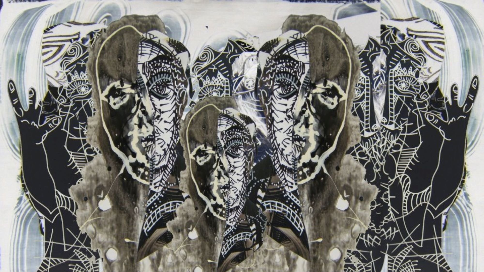 تصویر یک طراحی هنری است که شامل چهرههایی با خطوط و جزئیات پیچیده است. این چهرهها به صورت تکراری و در لایههای مختلف قرار گرفتهاند. پسزمینه شامل الگوهای هندسی و نقاشیهای خلاقانه است که به خلق یک ترکیب بصری جذاب کمک میکند. استفاده از رنگهای تیره و روشن تضاد و عمق خاصی به اثر میبخشد و حس پیچیدگی و زیبایی را منتقل میکند.