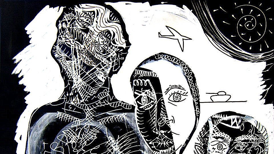 این تصویر احتمالاً یک اثر هنری انتزاعی است که از خطوط و الگوهای پیچیده تشکیل شده است. سه چهره در تصویر به وضوح دیده میشود که به صورت انتزاعی طراحی شدهاند. این چهرهها ویژگیهایی نامتعارف دارند و به نظر میرسد حالتهای مختلفی را نشان میدهند. کنتراست میان رنگهای تیره و روشن نیز توجه را جلب میکند. زمینهای سیاه با جزئیات سفید و خطوط منقطع در سراسر تصویر وجود دارد. در بالای تصویر، یک شیء شبیه به هواپیما دیده میشود که به شکل سادهای طراحی شده است. این اثر ممکن است به تمهای روانشناختی یا اجتماعی اشاره داشته باشد.