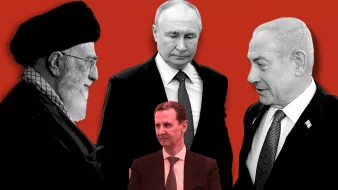 در این تصویر، چهار شخصیت سیاسی مهم به نمایش درآمدهاند. در سمت چپ، یک فرد با کلاهی مشکی و ریش سفید قرار دارد که نمایانگر مقام مذهبی است. در کنار او، مردی با کت و کراوات تیره نیز دیده میشود که حالتی جدی دارد. در سمت راست، مرد دیگری با کت و کراوات روشن نشسته است و به نظر میرسد که توجهش به فرد دیگر در تصویر جذب شده است. پسزمینه تصویر قرمز است و به نظر میرسد که این افراد در حال انجام گفتوگو یا تعامل هستند.