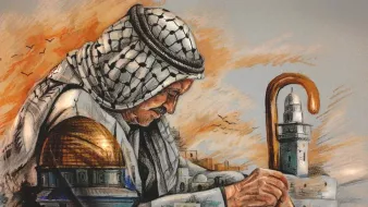 این تصویر یک مرد مسن را نشان میدهد که با کلاهی سنتی (کوفیه) نشسته است و عصایی در دست دارد. او به سمت پایین نگاه میکند و حالت غمگینی بر چهرهاش دیده میشود. در پسزمینه، مناظر تاریخی و مذهبی دیده میشود، از جمله قبه الصخره و یک مناره، که نمایانگر شهر قدس است. رنگهای گرم و غمانگیز به تصویر آمدهاند و حس عاطفی و تاریخی خاصی را منتقل میکنند. تاریخ ۲۰۱۵ نیز در این اثر حک شده است.