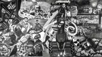 این تصویر یک نقاشی پیچیده و پر جزئیات است که دنیایی متراکم و شلوغ را به نمایش میگذارد. در میانه تصویر، یک اسب بهطور برجسته قرار دارد که ممکن است نمادی از قدرت یا آزادی باشد. در اطراف آن، اشیاء متنوعی نظیر ماشینها، ساختمانها و چهرههای انسانی دیده میشود که برخی از آنها در حال فعالیت یا واکنش به شرایطی هستند. رنگها عمدتاً سیاه و سفید هستند که احساس دراماتیک و تنش را منتقل میکند. پسزمینه از عناصر مختلفی پر شده است که ممکن است به چالشها و بحرانهای اجتماعی اشاره داشته باشد. این تصویر میتواند به تفسیرهای مختلفی از زندگی روزمره، مبارزه و تضاد اجتماعی اشاره کند.