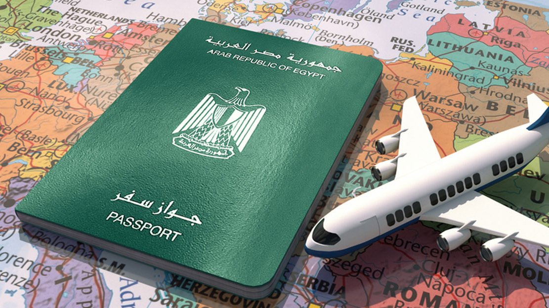 L'image montre un passeport égyptien, de couleur verte, posé sur une carte du monde. À côté du passeport, il y a un petit modèle d'avion, symbolisant le voyage et l'exploration. La carte en arrière-plan présente divers pays et continents, suggérant des destinations possibles. L'ensemble évoque le thème du voyage international et de la découverte.