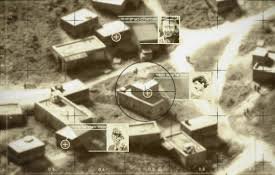 L'image semble représenter une vue aérienne d'un village ou d'un groupe de bâtiments. Plusieurs éléments sont superposés, notamment des cercles de ciblage et des portraits de personnes, suggérant une opération militaire ou un suivi à des fins de surveillance. Le style de l'image, avec ses teintes sépia et ses marqueurs, donne une impression de technologie avancée dans le cadre d'une mission. Les routeurs en terre et les bâtiments semblent rustiques, typiques d'une zone rurale.