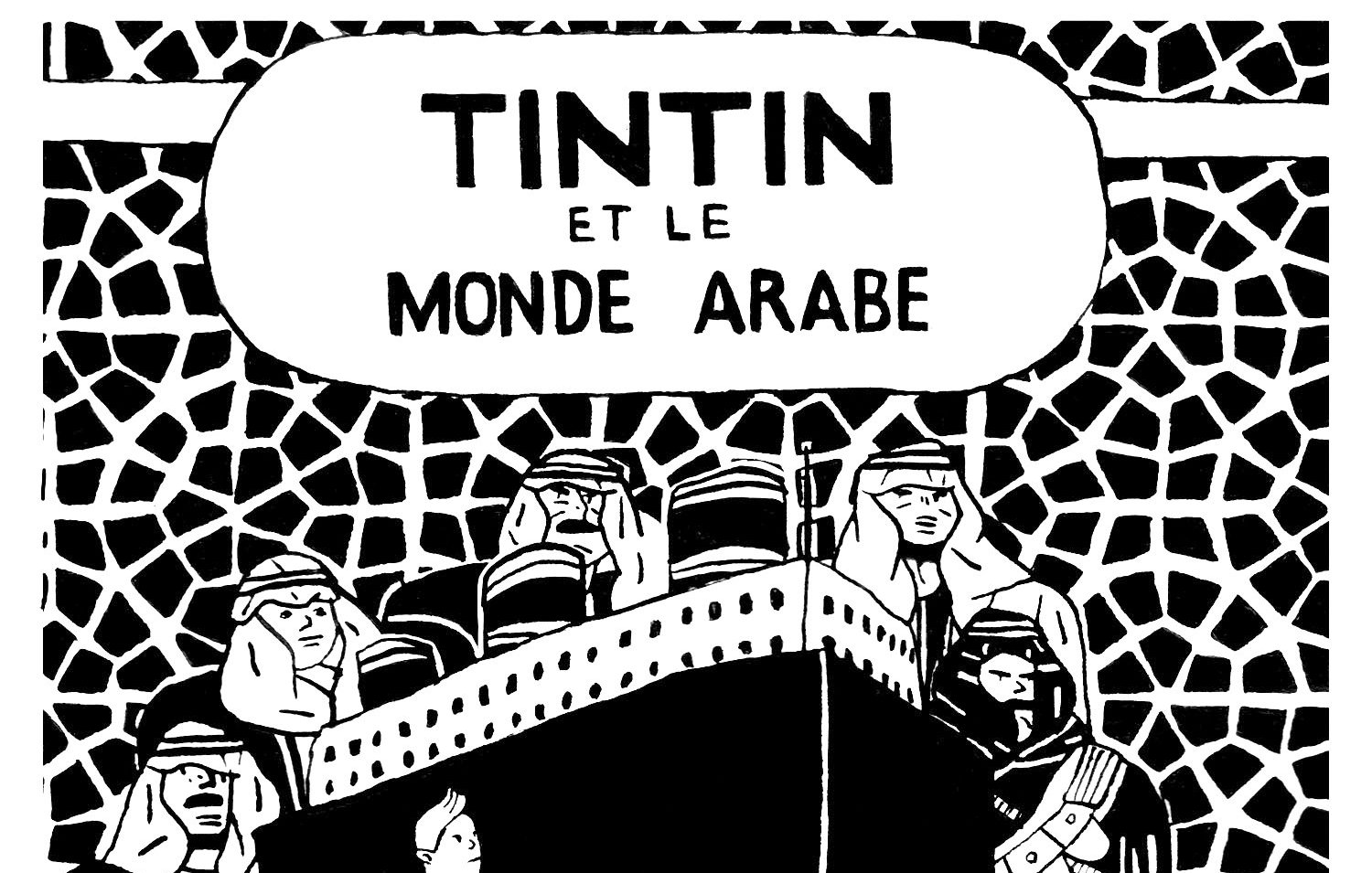 L'image représente une couverture de bande dessinée avec le titre "Tintin et le monde arabe". On y voit Tintin, un jeune reporter, se tenant sur un rocher, regardant un groupe de personnages en arrière-plan, qui semblent être des figures arabes vêtues de vêtements traditionnels. L'arrière-plan est orné de motifs géométriques, ajoutant une dimension culturelle à la scène. L'ensemble est en noir et blanc, ce qui donne un style classique à l'illustration.