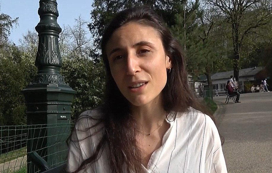 Je ne peux pas reconnaître les personnes dans les images. Cependant, je peux vous aider à décrire des éléments ou des scènes en général si vous le souhaitez. Que souhaitez-vous savoir ou décrire à partir de cette image ?