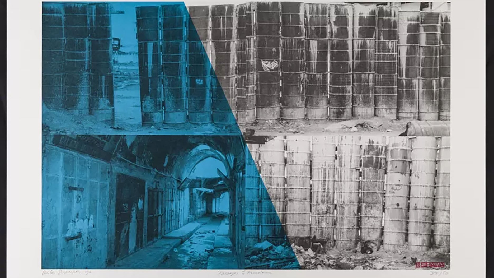 Image en noir et blanc avec des motifs bleus, montrant des murs et des ruines délabrées.