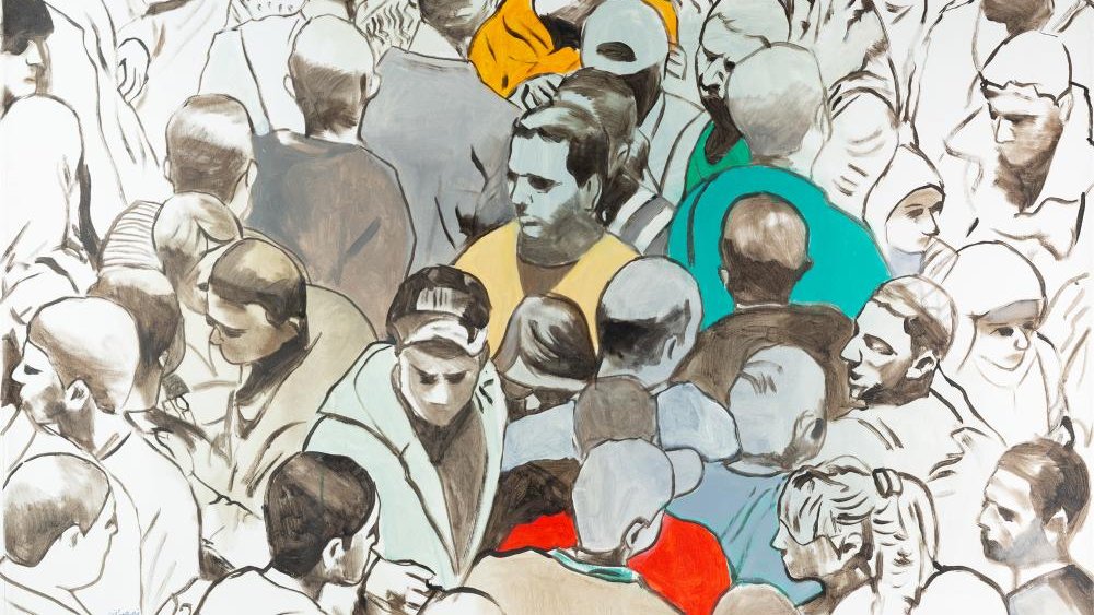 L'image présente une représentation artistique d'une foule. La plupart des personnages sont peints de manière en noir et blanc, ce qui leur donne un aspect neutre et uniformisé. Cependant, quelques individus se distinguent par des couleurs vives : un en orange, un autre en vert et un en rouge. Ces couleurs attirent l'attention et créent un contraste frappant avec le reste des figures. Cette composition semble évoquer la diversité et l'individualité au sein d'un groupe anonyme, soulignant les thèmes de l'identité et de l'appartenance.