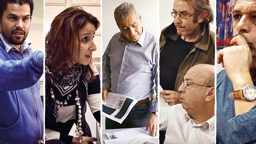 L'image montre un collage de plusieurs personnes, apparemment en train de discuter ou de collaborer. Chaque personne a une expression concentrée, suggérant qu'elles sont engagées dans un échange d'idées. On peut voir des éléments de documents ou de graphiques dans les mains de certains, ce qui indique qu'elles travaillent sur un projet ou une présentation. L'ambiance semble professionnelle et collaborative. Les individus portent des vêtements variés, montrant une diversité de styles.