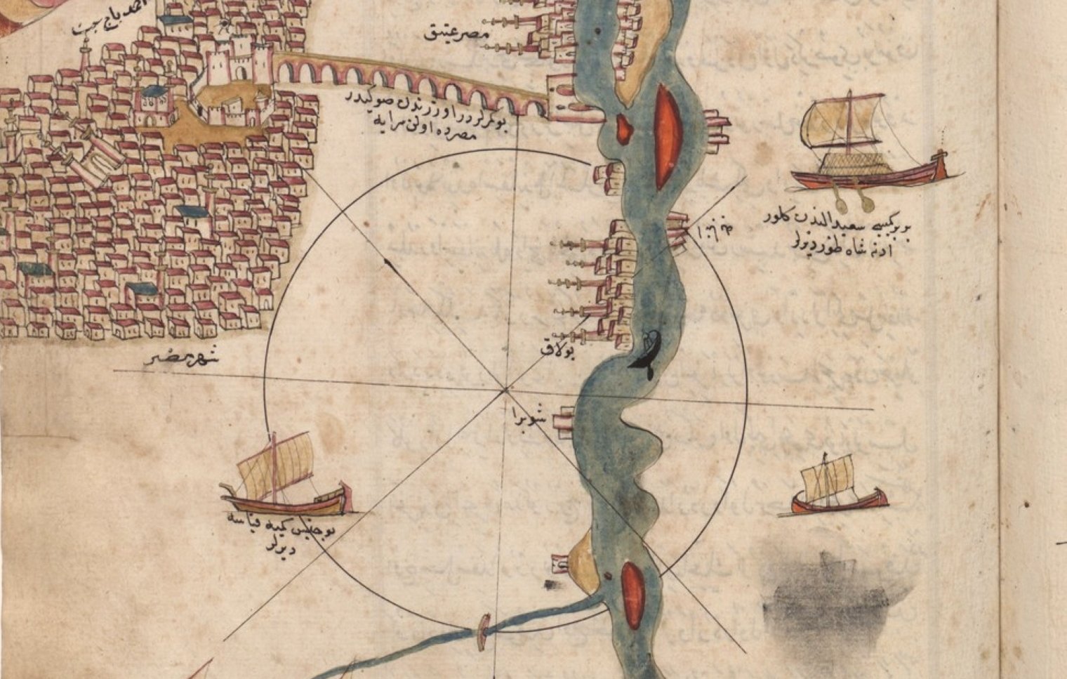 L'image représente une ancienne carte maritime ou géographique. On y voit une portion de la ville avec des bâtiments, ainsi que des pyramides. Un fleuve est illustré au centre, avec des bateaux naviguant sur ses eaux. La carte contient des annotations en arabe et des éléments décoratifs, comme des motifs colorés. L'ensemble semble avoir été réalisé à la main, avec un style artistique qui reflète les pratiques cartographiques de l'époque.